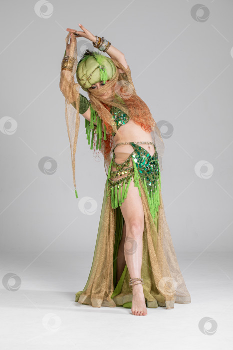 Скачать Портрет рыжеволосой женщины в танцевальном костюме фотосток Ozero