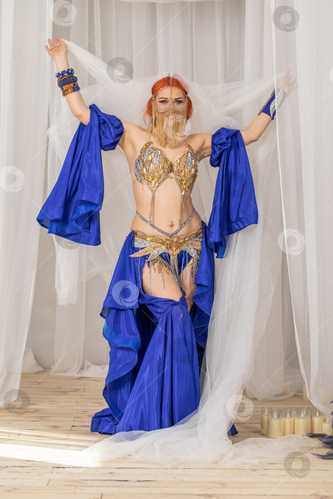 Скачать Портрет рыжеволосой женщины в танцевальном костюме фотосток Ozero