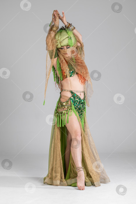 Скачать Портрет рыжеволосой женщины в танцевальном костюме фотосток Ozero