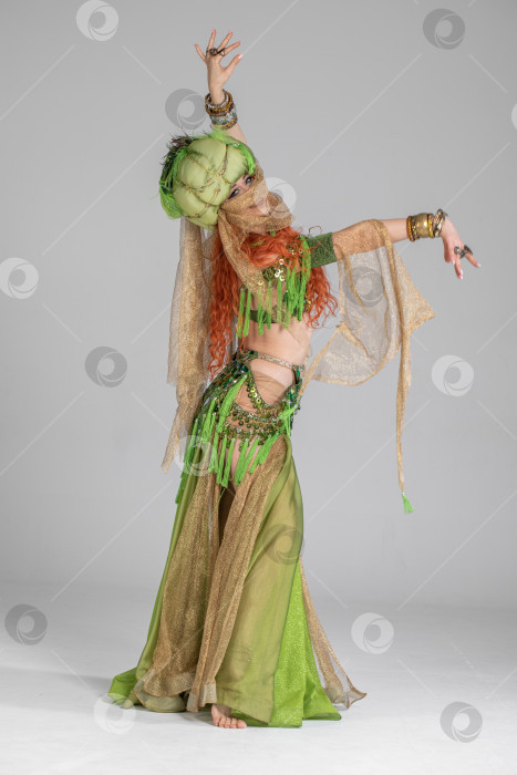 Скачать Портрет рыжеволосой женщины в танцевальном костюме фотосток Ozero