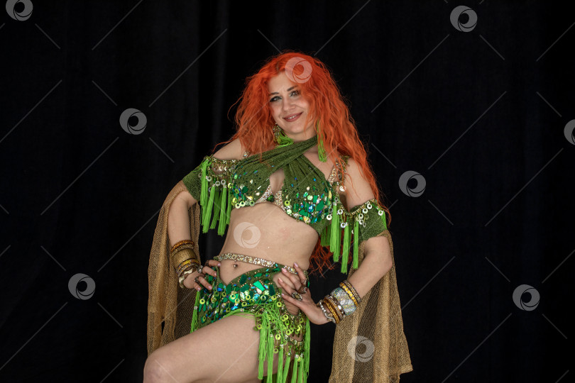 Скачать Портрет рыжеволосой женщины в танцевальном костюме фотосток Ozero