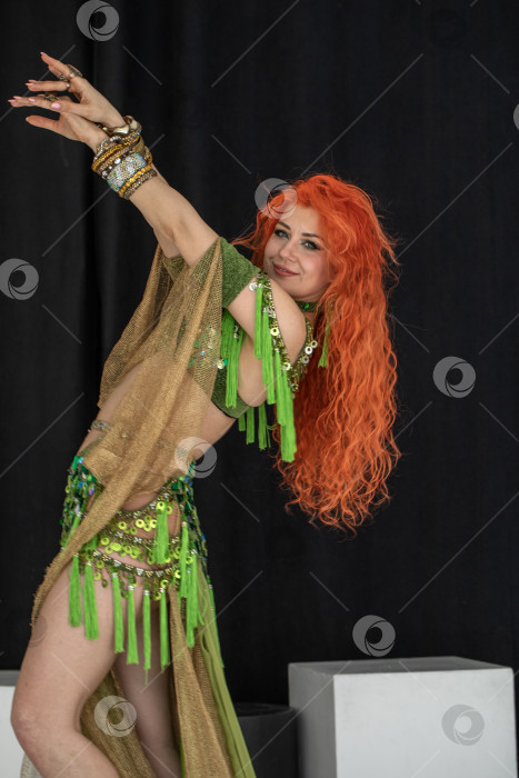 Скачать Портрет рыжеволосой женщины в танцевальном костюме фотосток Ozero