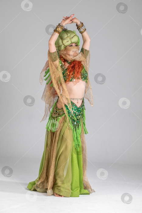 Скачать Портрет рыжеволосой женщины в танцевальном костюме фотосток Ozero