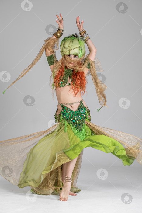 Скачать Портрет рыжеволосой женщины в танцевальном костюме фотосток Ozero