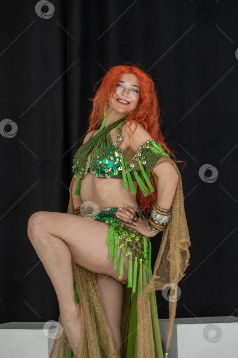 Скачать Портрет рыжеволосой женщины в танцевальном костюме фотосток Ozero