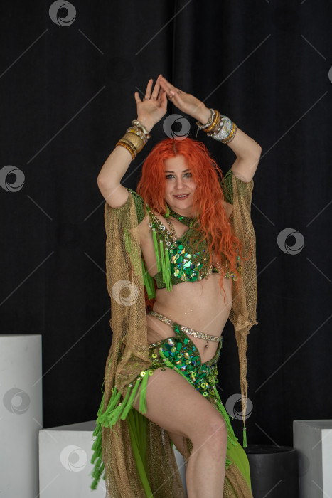 Скачать Портрет рыжеволосой женщины в танцевальном костюме фотосток Ozero