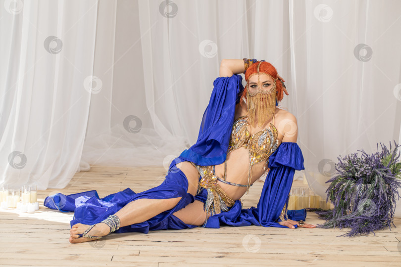 Скачать Портрет рыжеволосой женщины в танцевальном костюме фотосток Ozero