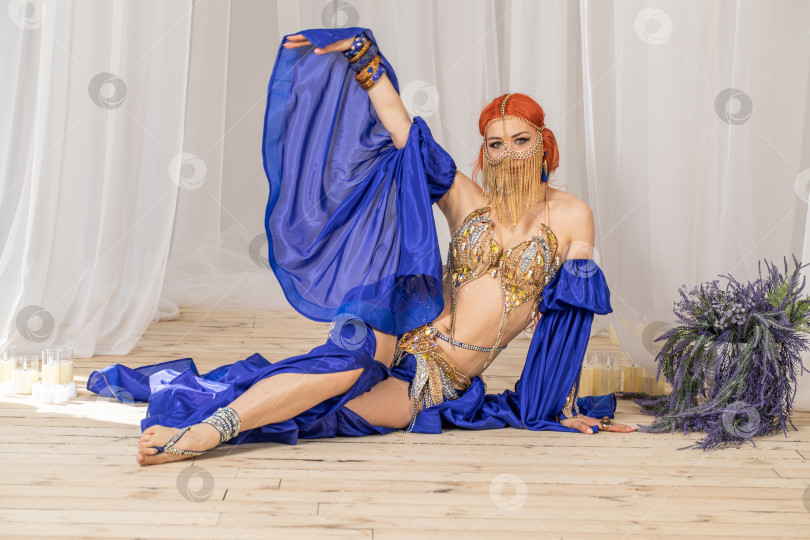 Скачать Портрет рыжеволосой женщины в танцевальном костюме фотосток Ozero