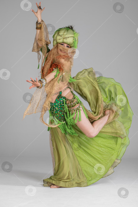 Скачать Портрет рыжеволосой женщины в танцевальном костюме фотосток Ozero