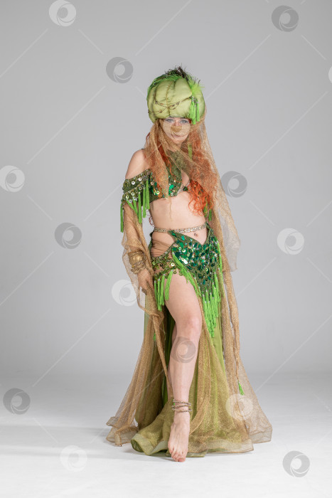 Скачать Портрет рыжеволосой женщины в танцевальном костюме фотосток Ozero