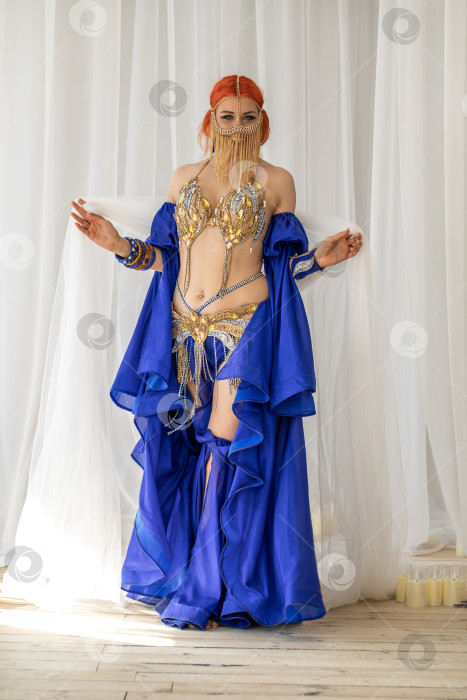 Скачать Портрет рыжеволосой женщины в танцевальном костюме фотосток Ozero