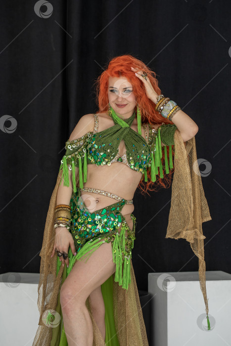 Скачать Портрет рыжеволосой женщины в танцевальном костюме фотосток Ozero