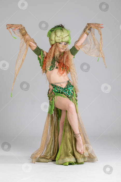 Скачать Портрет рыжеволосой женщины в танцевальном костюме фотосток Ozero