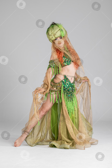 Скачать Портрет рыжеволосой женщины в танцевальном костюме фотосток Ozero