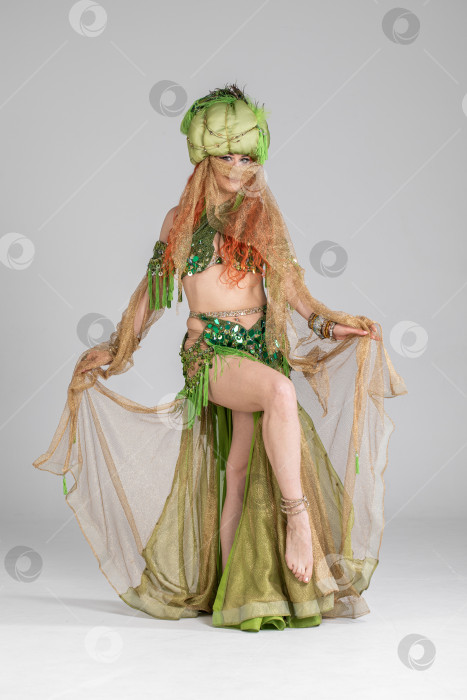 Скачать Портрет рыжеволосой женщины в танцевальном костюме фотосток Ozero