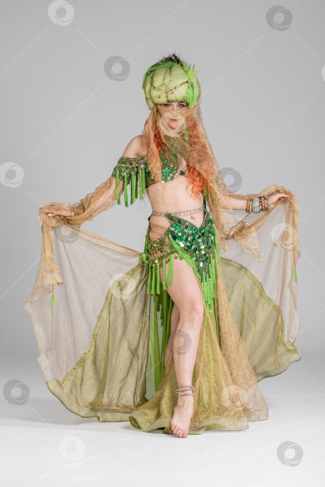 Скачать Портрет рыжеволосой женщины в танцевальном костюме фотосток Ozero