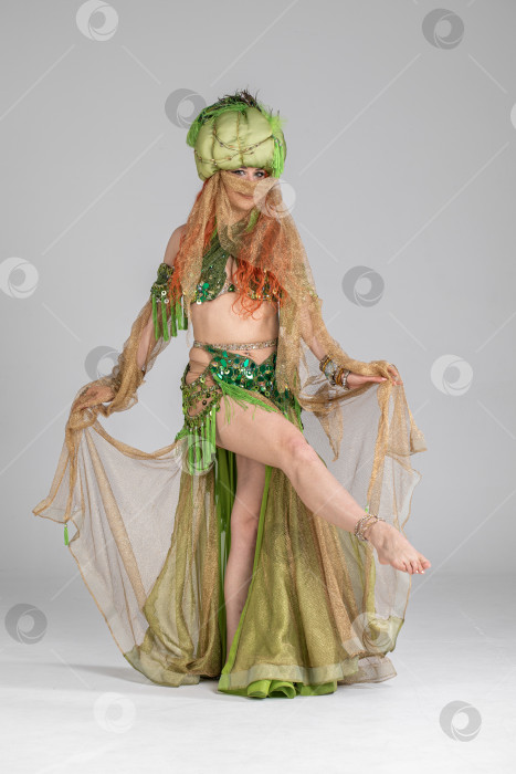 Скачать Портрет рыжеволосой женщины в танцевальном костюме фотосток Ozero