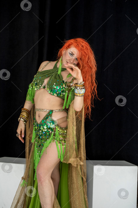 Скачать Портрет рыжеволосой женщины в танцевальном костюме фотосток Ozero