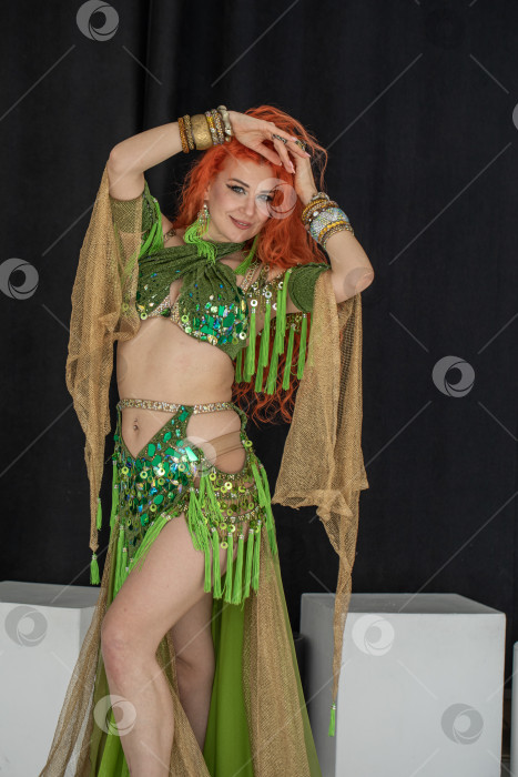 Скачать Портрет рыжеволосой женщины в танцевальном костюме фотосток Ozero