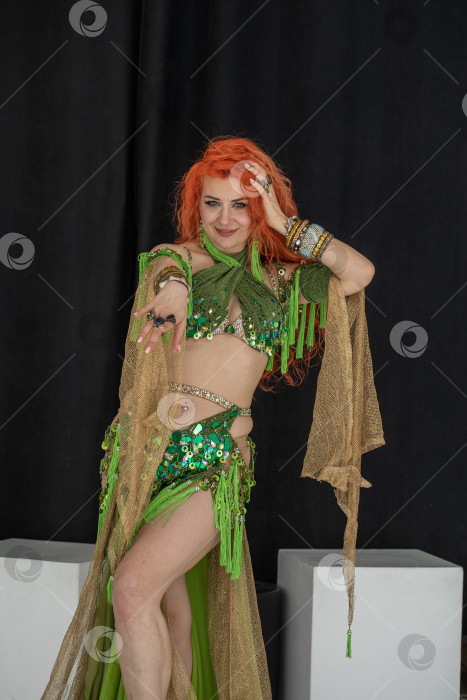 Скачать Портрет рыжеволосой женщины в танцевальном костюме фотосток Ozero