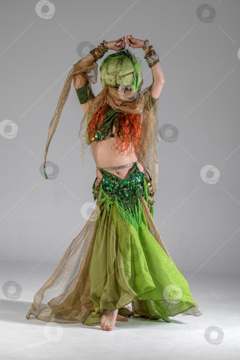 Скачать Портрет рыжеволосой женщины в танцевальном костюме фотосток Ozero