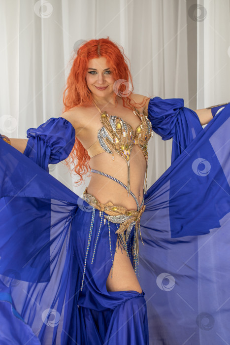 Скачать Портрет рыжеволосой женщины в танцевальном костюме фотосток Ozero