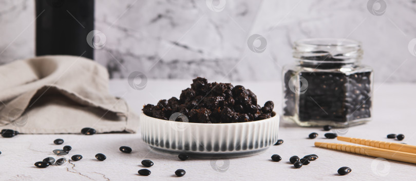 Скачать Доучи из корейских ферментированных бобов в миске на столе веб-баннер фотосток Ozero