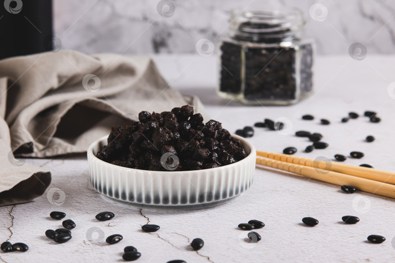 Скачать Ферментированные черные бобы души в миске на столе фотосток Ozero