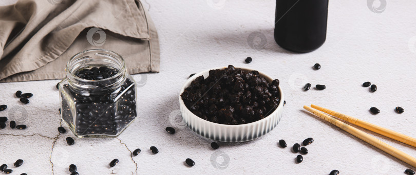 Скачать Ферментированные черные бобы души в миске на столе веб-баннер фотосток Ozero