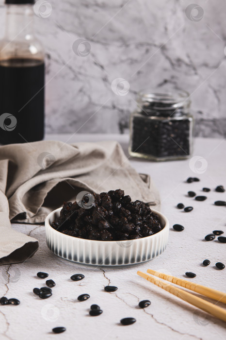 Скачать Ферментированные черные бобы души в миске на столе, вид сверху фотосток Ozero