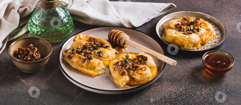 Скачать Запеченная тыква с сыром бри, орехами, розмарином и медом на тарелке на столе - веб-баннер фотосток Ozero