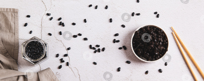 Скачать Азиатская ферментированная черная фасоль на тарелке на столешнице посмотреть веб-баннер фотосток Ozero