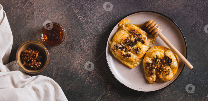 Скачать Тыква, сыр, орехи и розмарин, запеченные с медовой начинкой на тарелке вид сверху веб-баннера фотосток Ozero