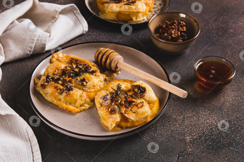 Скачать Тыква, сыр, орехи и розмарин, запеченные с медовой начинкой на тарелке, подаются на стол фотосток Ozero