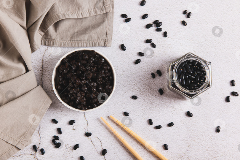 Скачать Ферментированные черные бобы души в миске на столе вид сверху фотосток Ozero