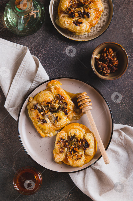 Скачать Тыква, сыр, орехи и розмарин, запеченные с медовой начинкой на тарелке в вертикальном положении фотосток Ozero