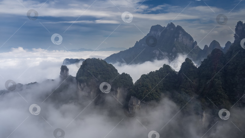 Скачать Живописный горный пейзаж. фотосток Ozero