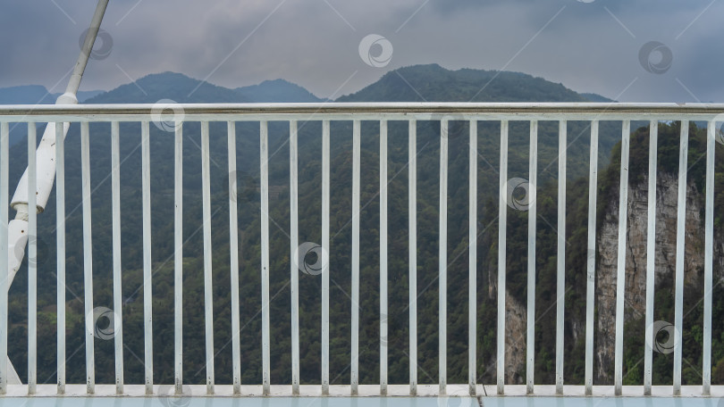 Скачать Уникальный стеклянный мост. Фрагмент. фотосток Ozero