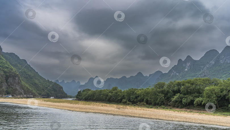 Скачать Прекрасный речной пейзаж. Корабли плывут по живописной реке. фотосток Ozero