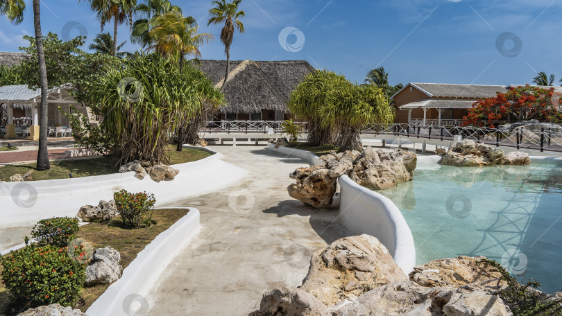 Скачать Ландшафтный дизайн тропического парка. Бирюзовые бассейны, живописные валуны фотосток Ozero