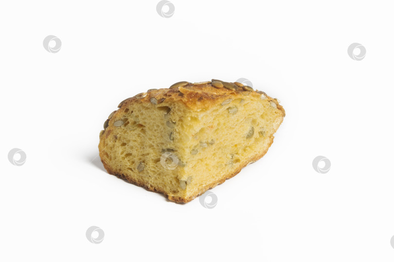 Скачать Ломтик свежего тыквенного хлеба на белом изолированном фоне фотосток Ozero