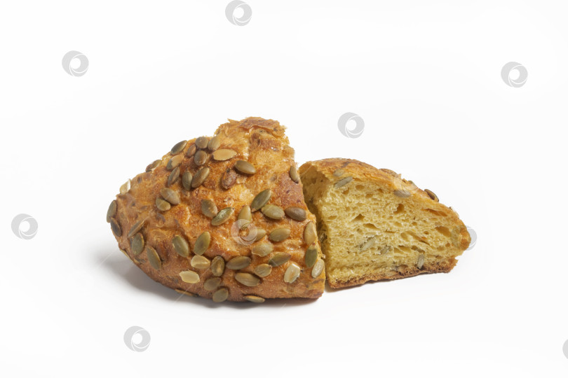 Скачать Два ломтика свежего тыквенного хлеба с семечками на белом фоне. Здоровое питание фотосток Ozero