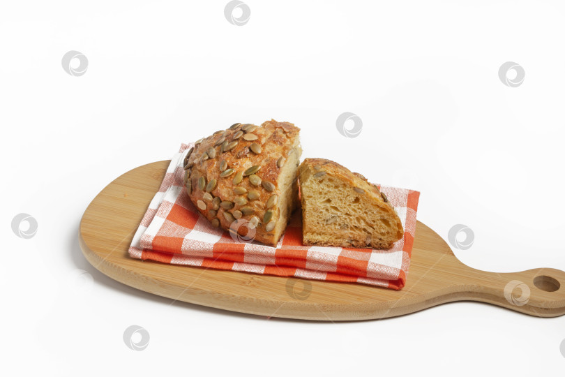 Скачать Два ломтика хлеба с тыквенными семечками выложите на разделочную доску и накройте салфеткой. Здоровое питание фотосток Ozero