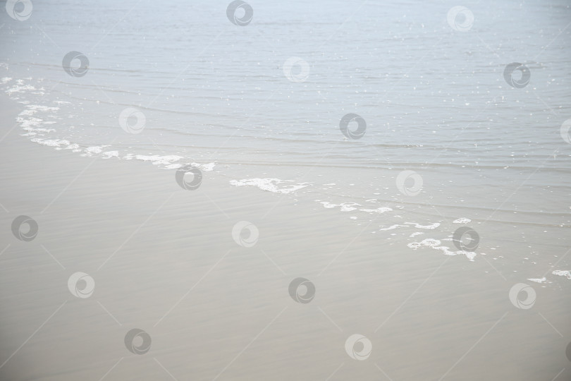 Скачать Пейзаж с морскими волнами на пляже фотосток Ozero