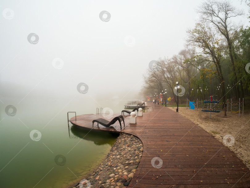 Скачать Туманный дождливый осенний пейзаж с современным парком в Железноводске фотосток Ozero