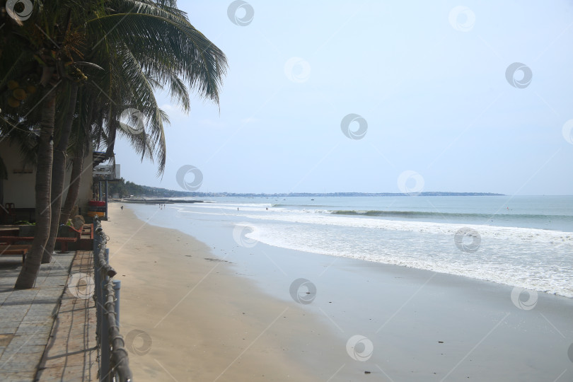 Скачать Пейзаж с морским пляжем, песком на курорте в тропиках с пальмами фотосток Ozero