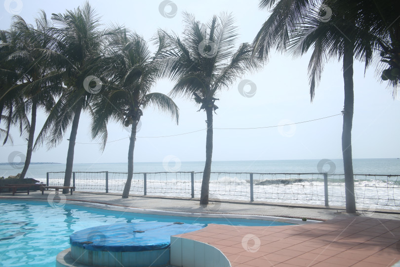 Скачать Пейзаж с морским пляжем и бассейном фотосток Ozero