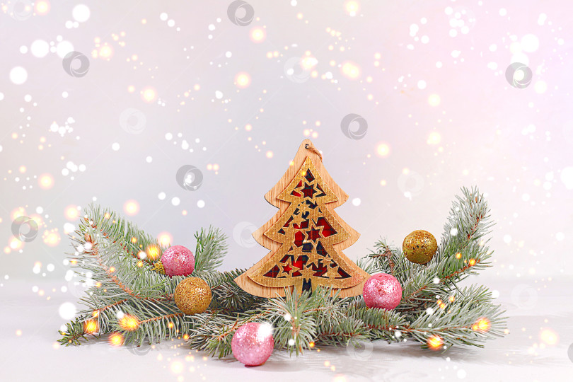 Скачать Праздничная зимняя поздравительная открытка и баннер на экране, рождественские украшения на заснеженных еловых ветках, рождественский и новогодний фон с подсветкой и украшениями, макет для оформления, Поздравление с Новым годом. фотосток Ozero