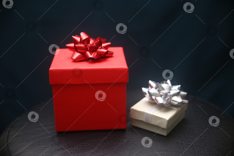 Скачать подарочные коробочки на стуле фотосток Ozero