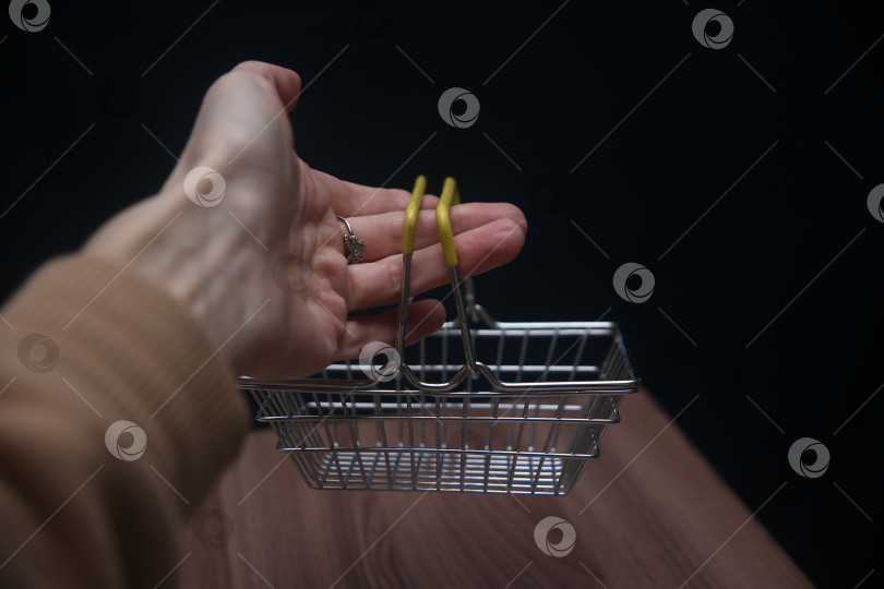 Скачать Рука держит маленькую корзинку железную фотосток Ozero